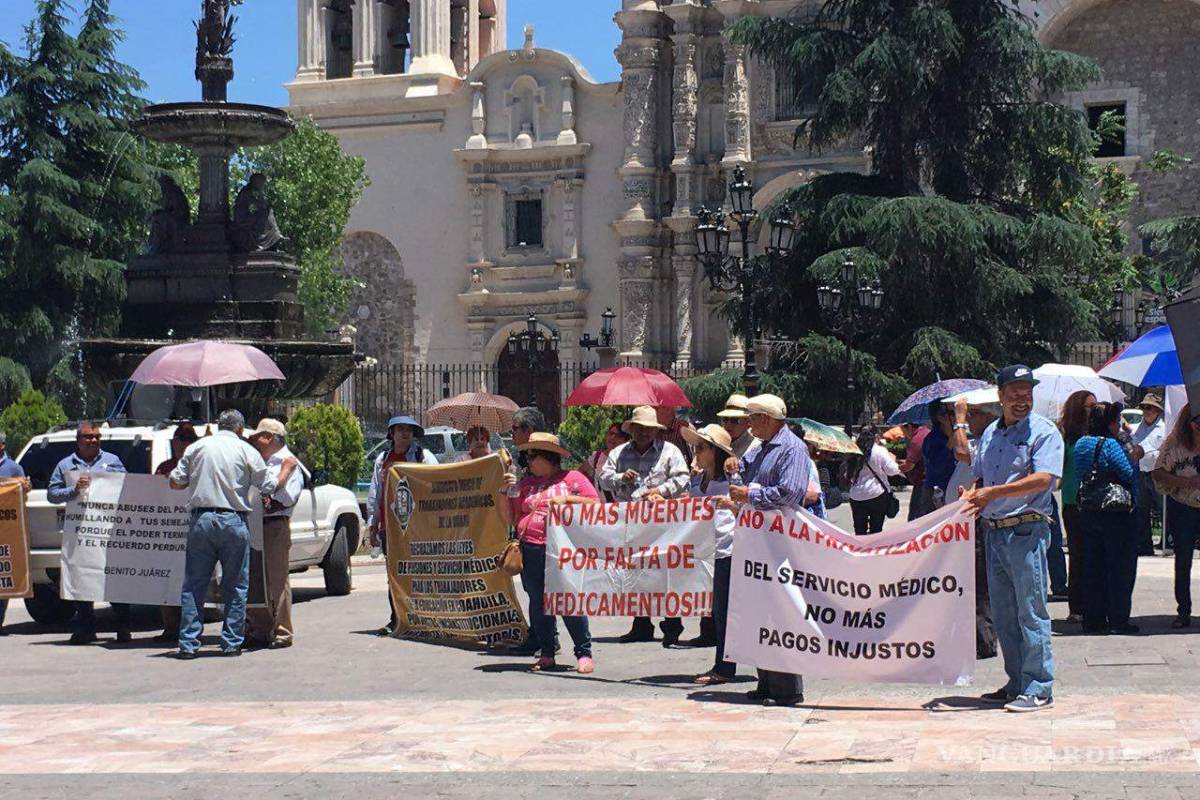 Maestros en Saltillo seguirán en pie de lucha por fallas en servicio médico