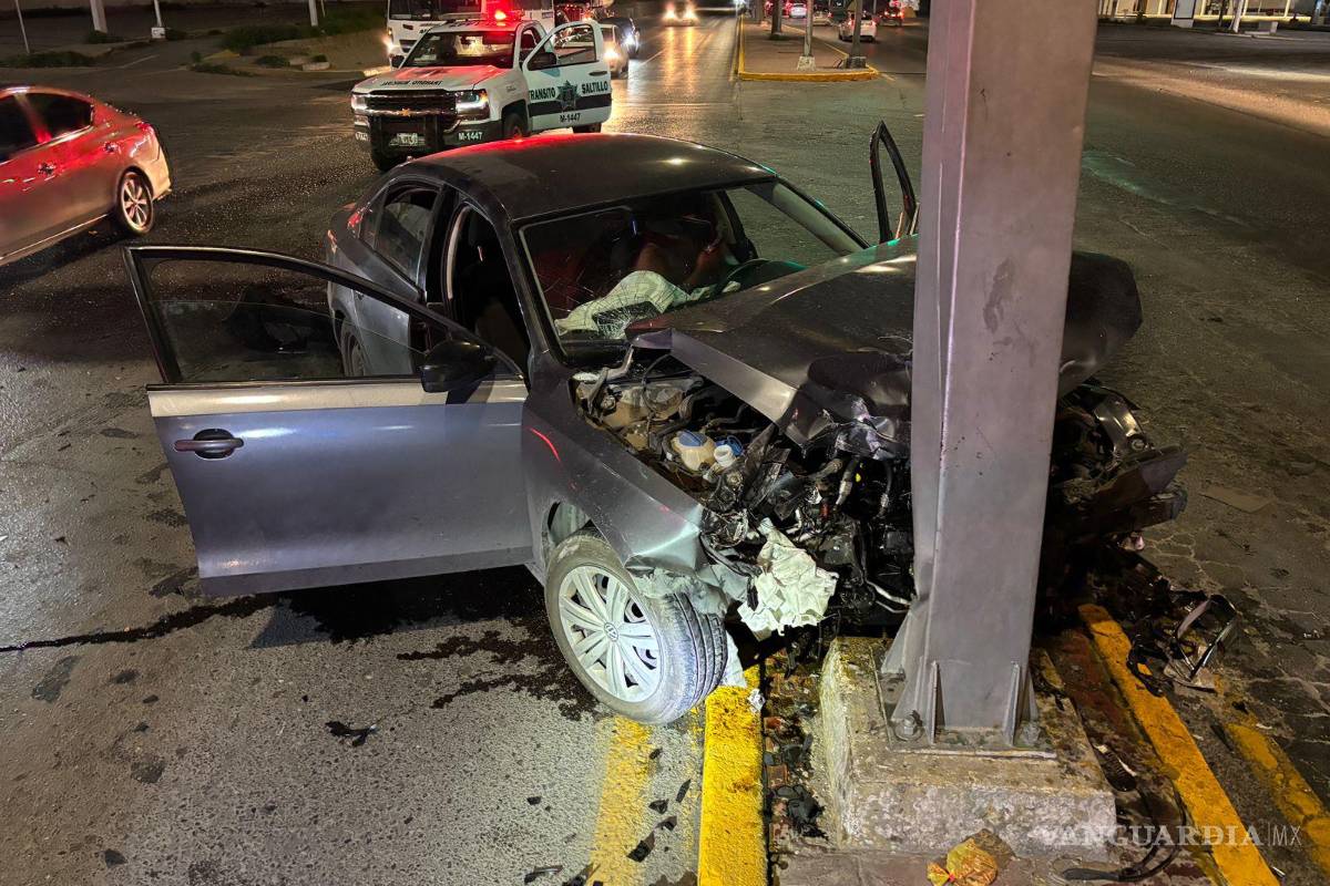 Ignora taxista ebrio el rojo y proyecta auto contra señalamiento al poniente de Saltillo