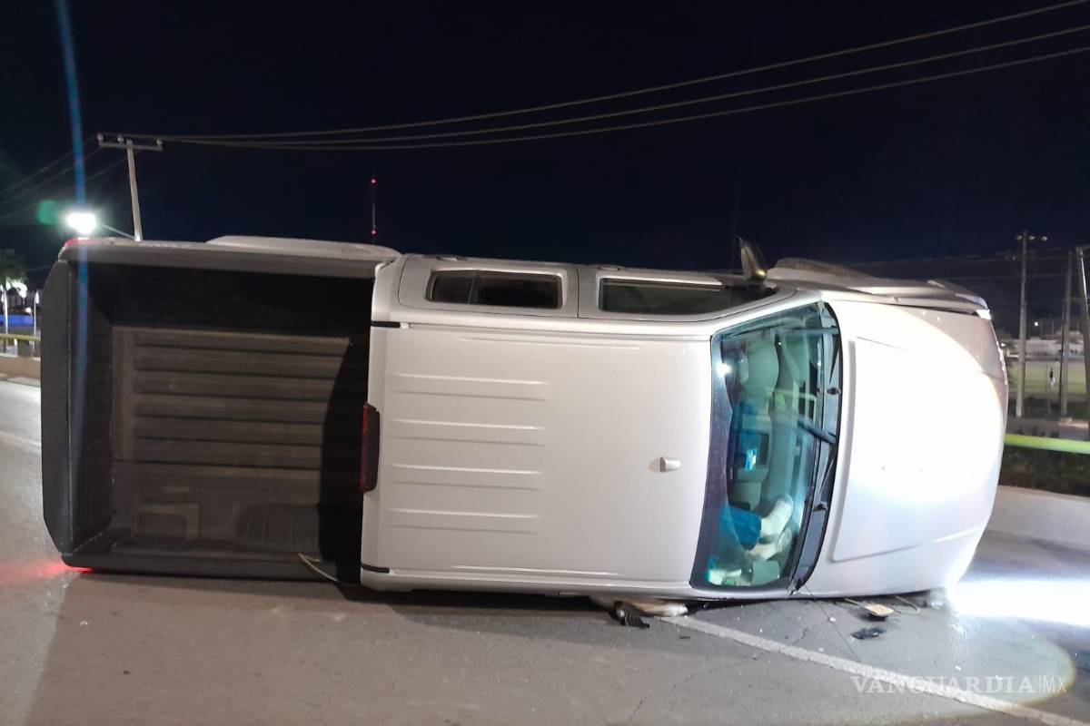 Conductor queda atrapado tras volcar camioneta al norte de Saltillo