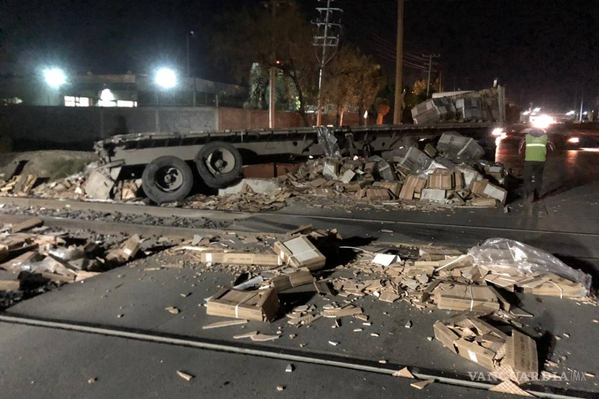 Trailero intenta ganarle paso al tren, en Ramos Arizpe