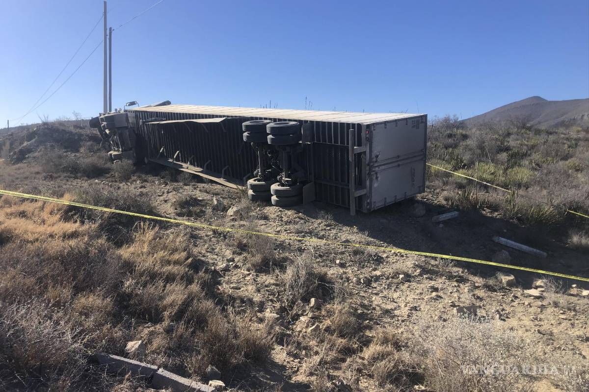 Trailero dormita y vuelca en la carretera Saltillo-Monclova
