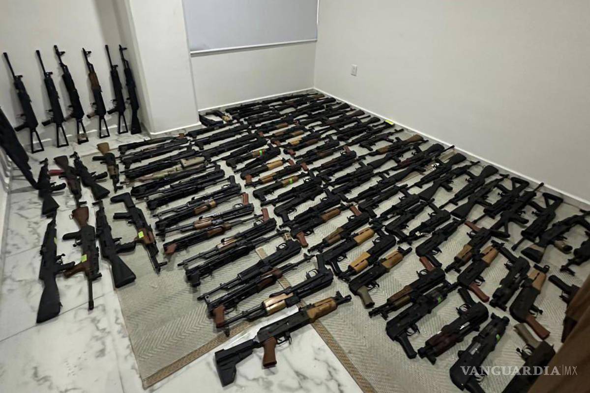 Encuentran poderoso arsenal de más de 200 armas en un departamento, en Veracruz