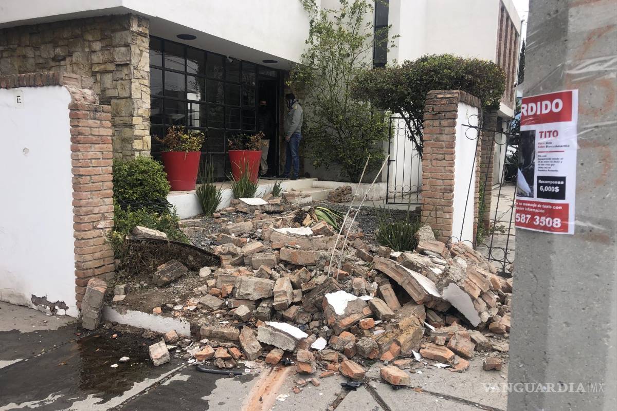 Auto choca con barda en la colonia República de Saltillo