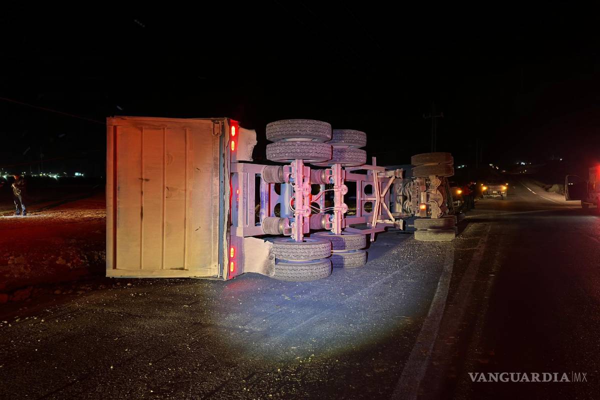 Camión choca con cableado eléctrico y vuelca, en Ramos Arizpe; conductor resulta herido
