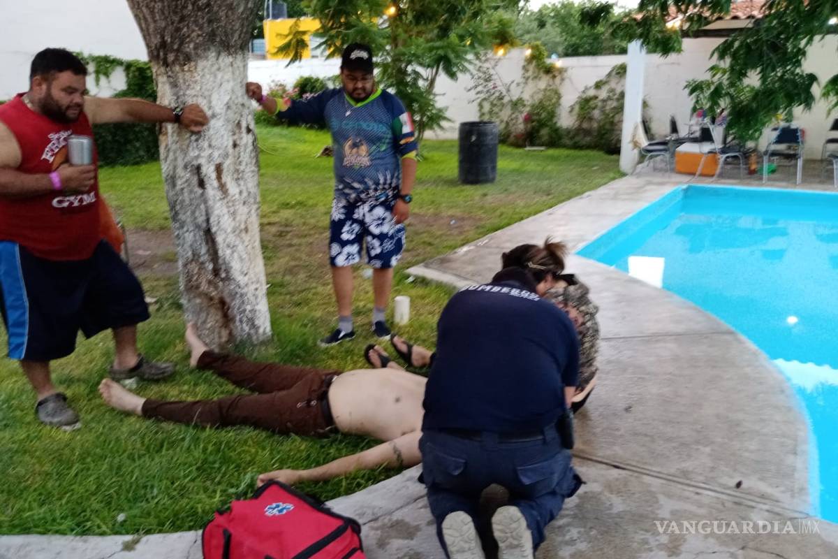 Hombre se lesiona la cabeza al echarse un clavado en la alberca