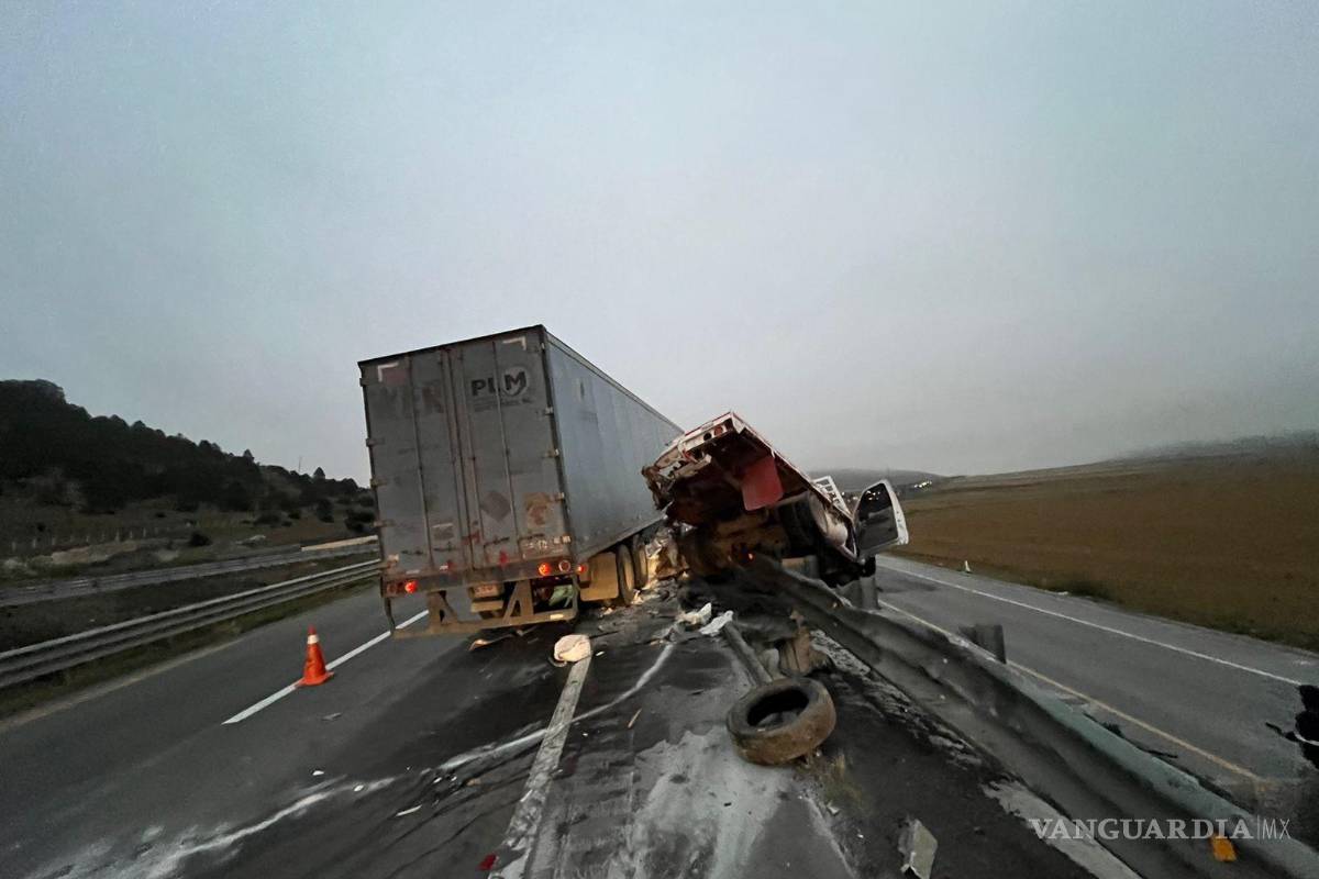 Trailero acelerado choca contra barrera en la carretera 57