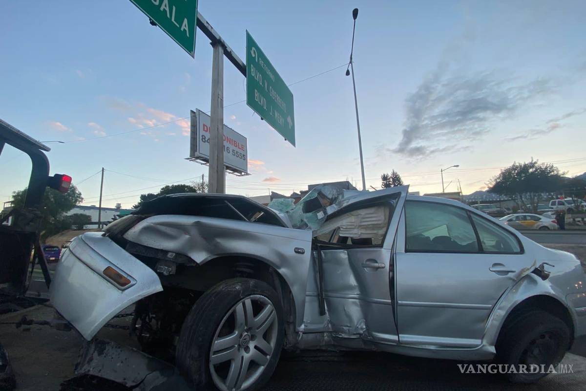 Va a exceso de velocidad y choca contra ‘ballena’ en Saltillo; conductor resulta lesionado