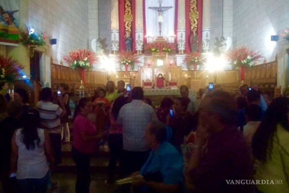 $!Saltillenses se toman 'selfies' con Santo Cristo