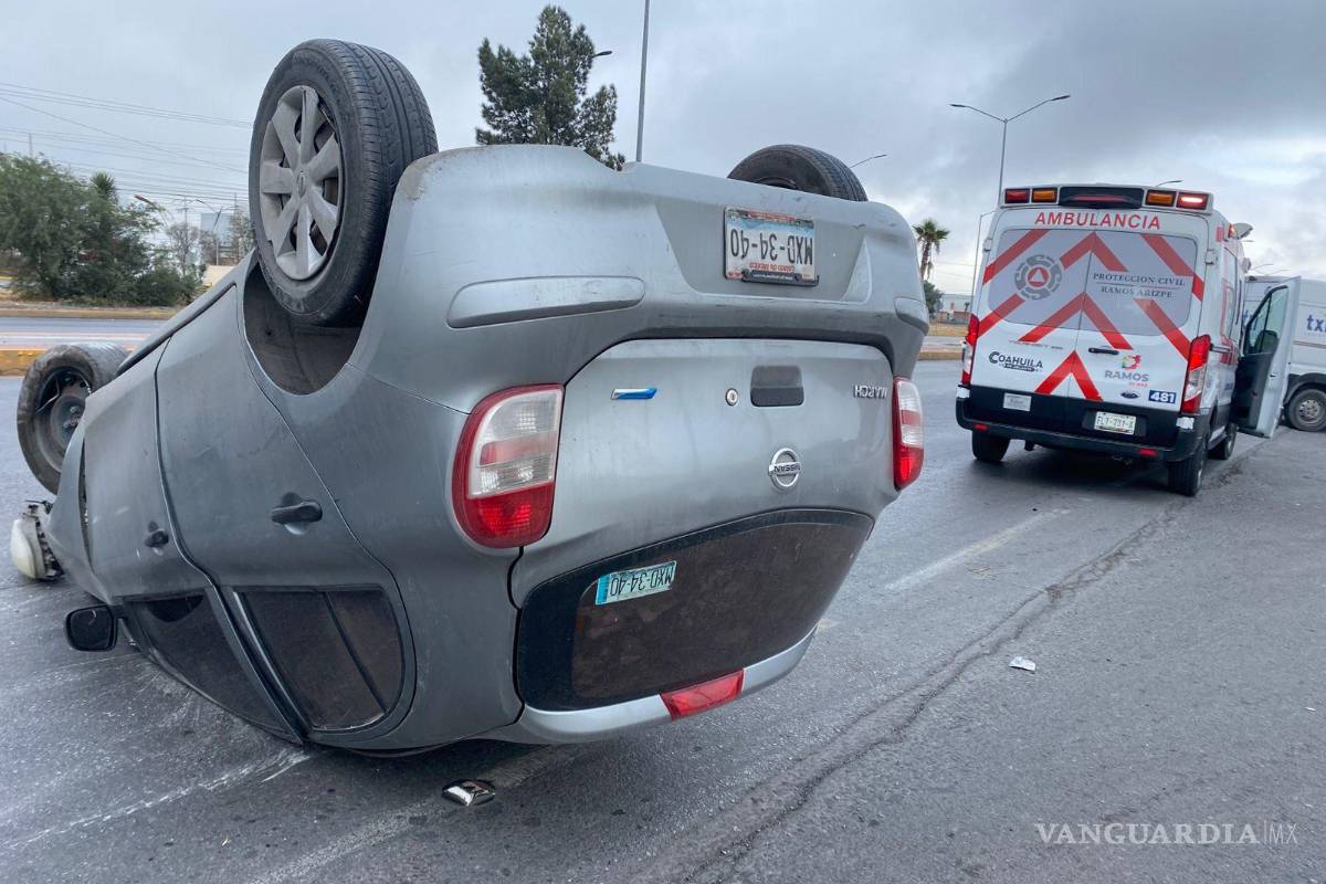 Se vuelca tras distracción en Ramos Arizpe