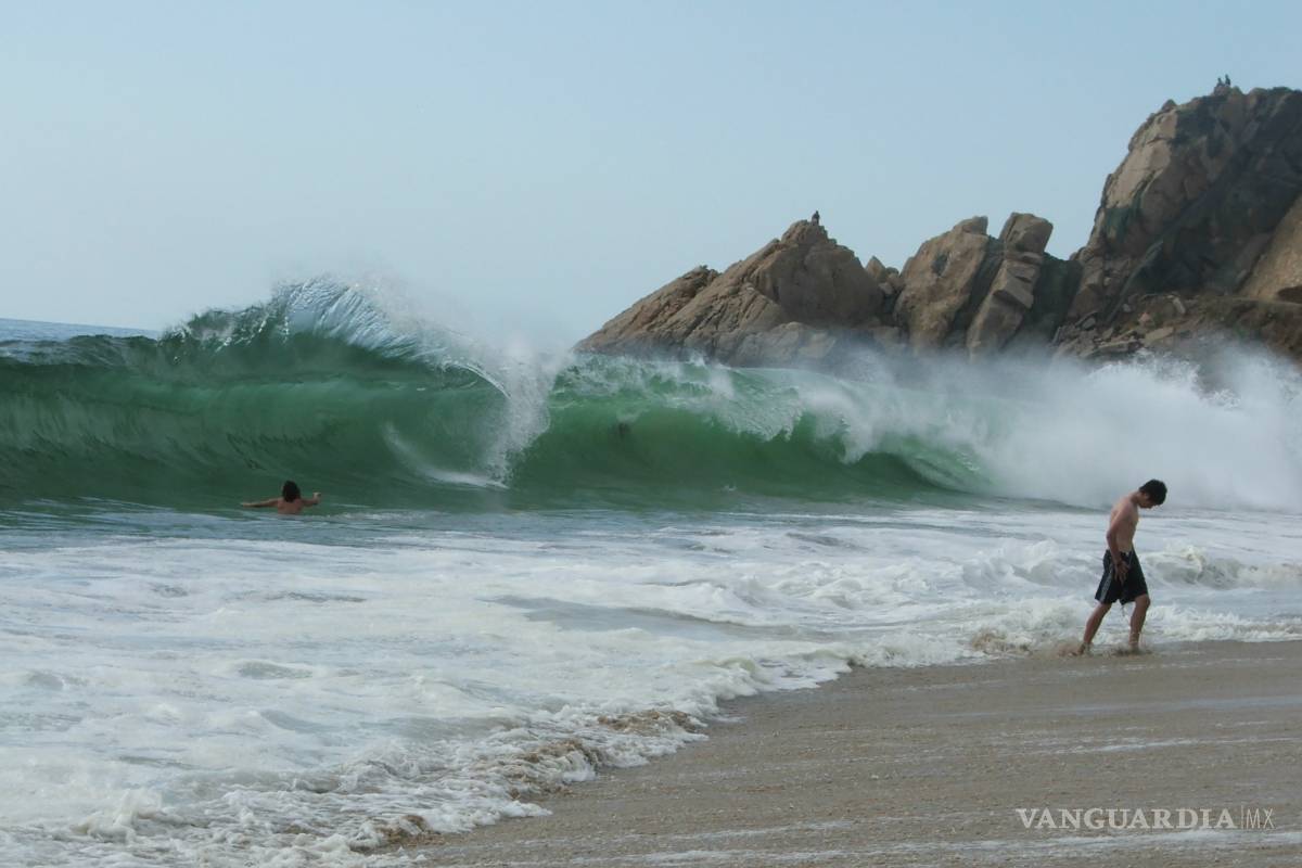 Muere turista al ser arrastrado por oleaje en Acapulco