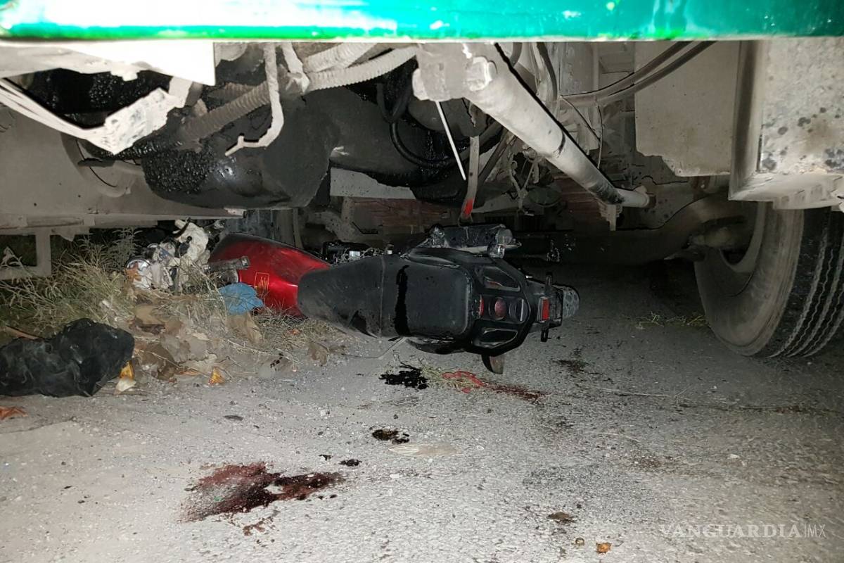 Tras chocarlo taxi motociclista de Torreón queda bajo autobús y muere