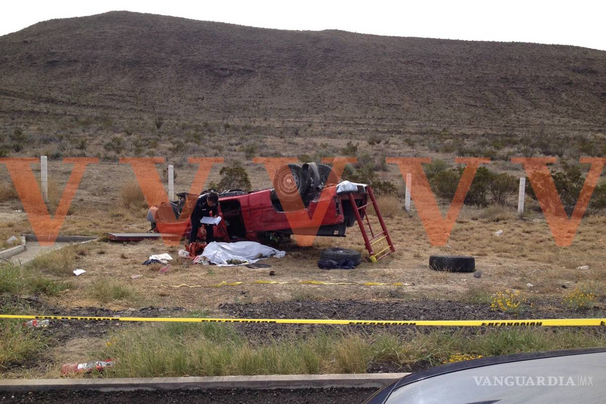 Volcadura en la carretera a Torreón deja dos muertos