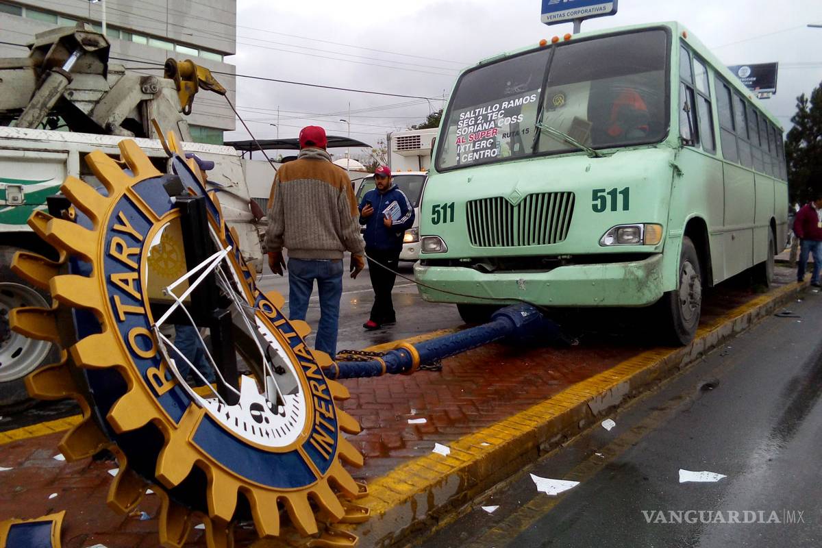 Transporte urbano derriba reloj del Club Rotario de Saltillo