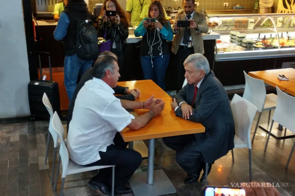 Recibe El Bronco a López Obrador y se reúnen en una mesa de los restaurantes del aeropuerto de Monterrey