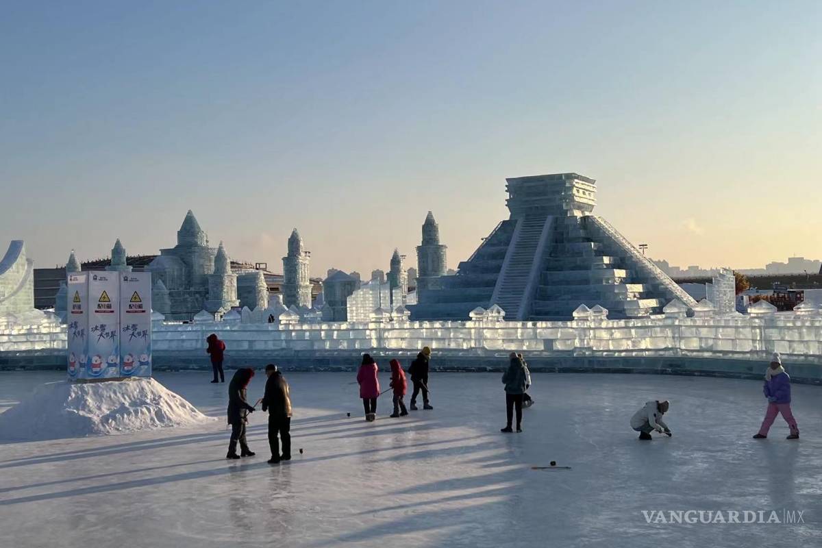 Exhiben una Pirámide de Kukulkán hecha de hielo en China