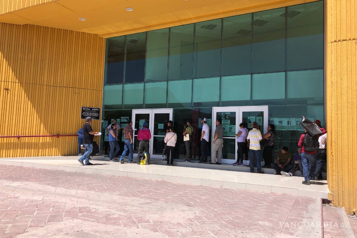 Atienden en la calle a quienes acuden a la Fiscalía General de Coahuila