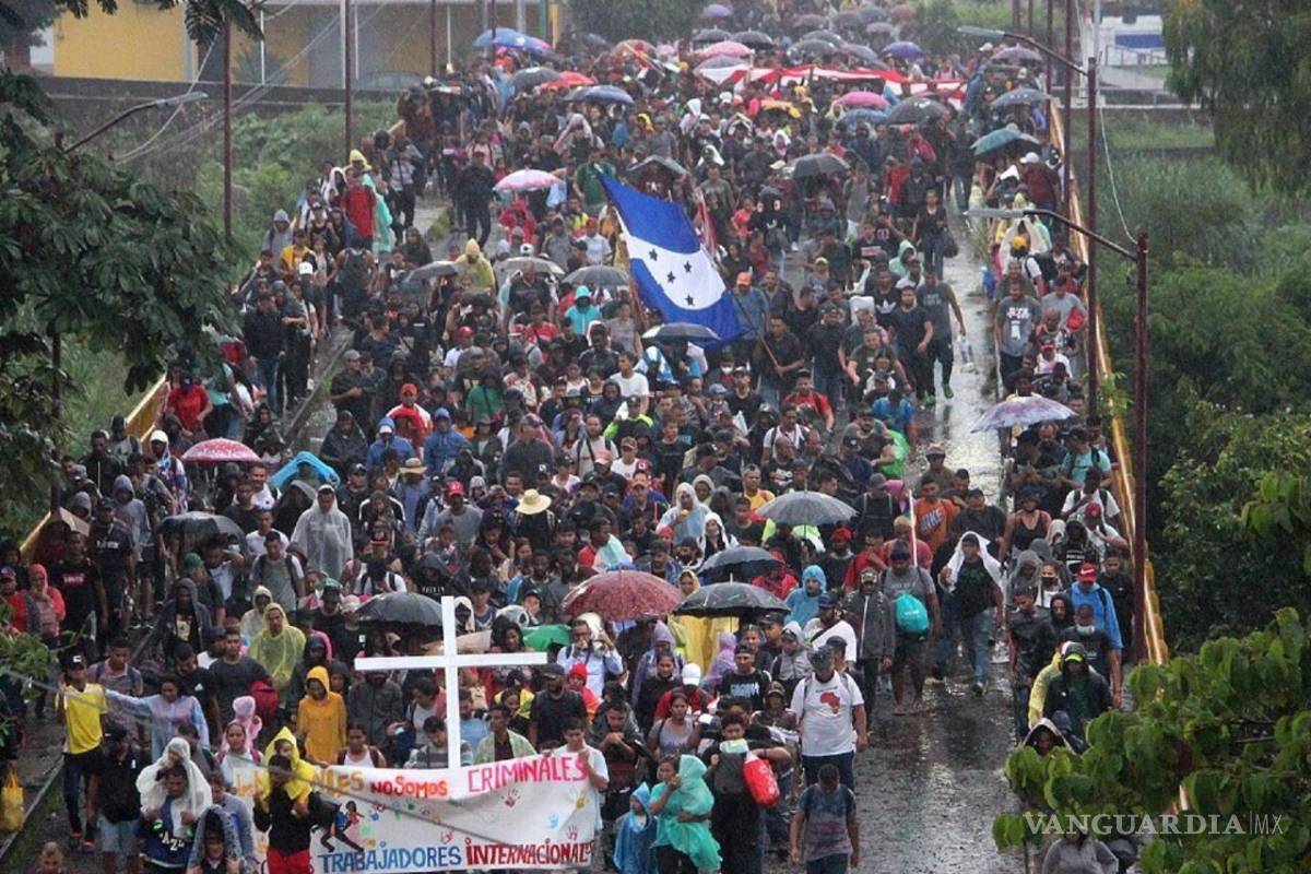 Caravana de migrantes logra acuerdo con gobierno de AMLO de recibir permisos temporales de tránsito