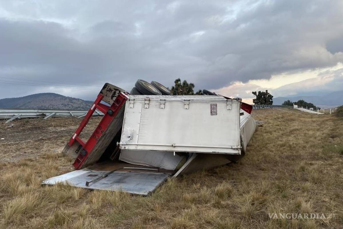 $!Personal de Caminos y Puentes Federales acudió al lugar del accidente para atender la emergencia y coordinar el cierre temporal de un carril.