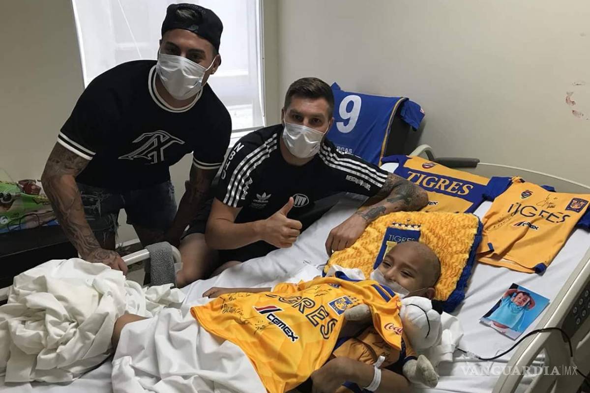 Gignac y Vargas cumplen el sueño de dos niños con cáncer
