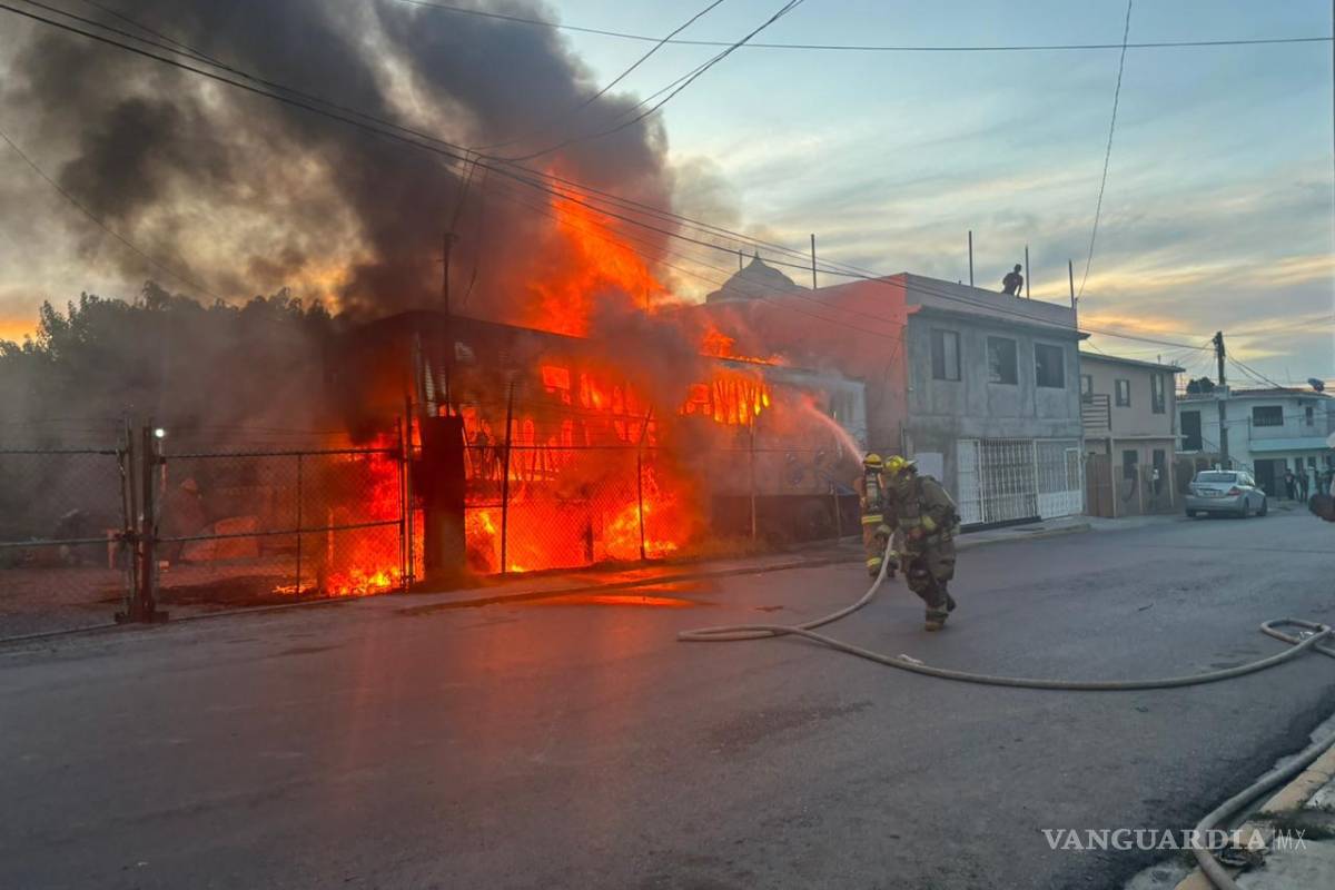 Incendio consume caja de tráiler en la Vista Hermosa, en Saltillo