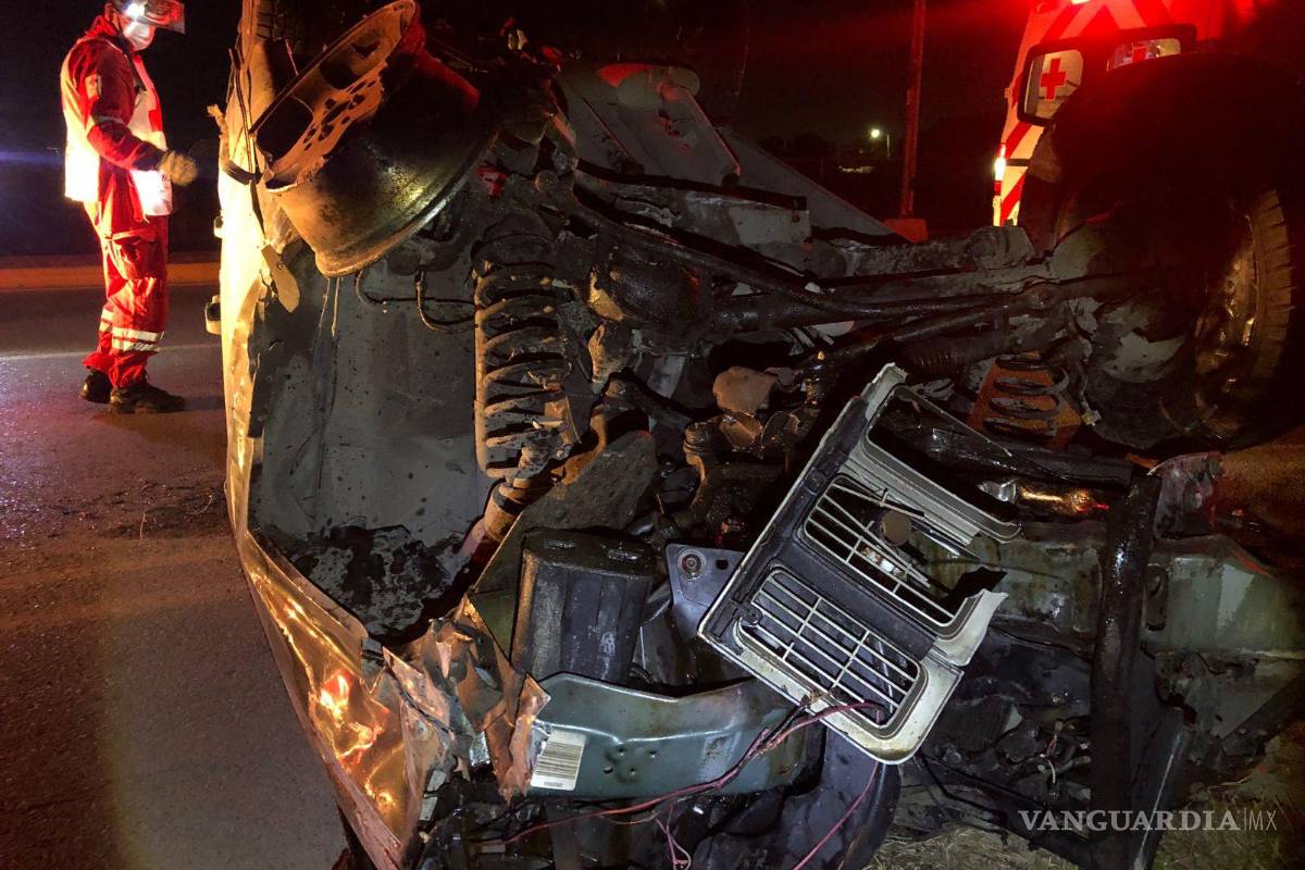 Joven en estado de ebriedad se salva de milagro; vuelca tras derribar luminaria al norte de Saltillo