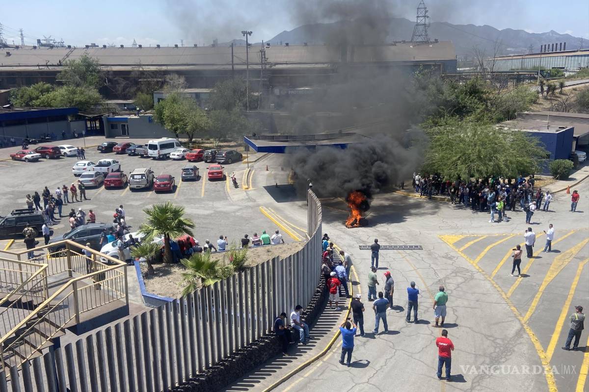Con quema de llantas obreros de AHMSA exigen pago y que Director General dé la cara