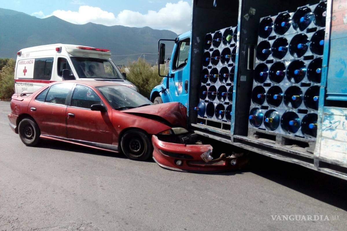 Auto se queda sin frenos y conductora se estrella contra camión, en Saltillo