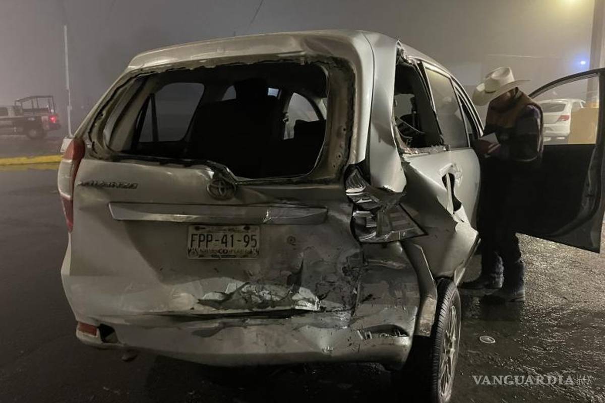 $!Se presume que el conductor de la camioneta Toyota había salido del bulevar Óscar Vélez e ingresado al bulevar Antonio Cárdenas, pero en ese momento el joven conductor, quien presuntamente manejaba a exceso de velocidad, no se percató de su presencia y lo chocó.