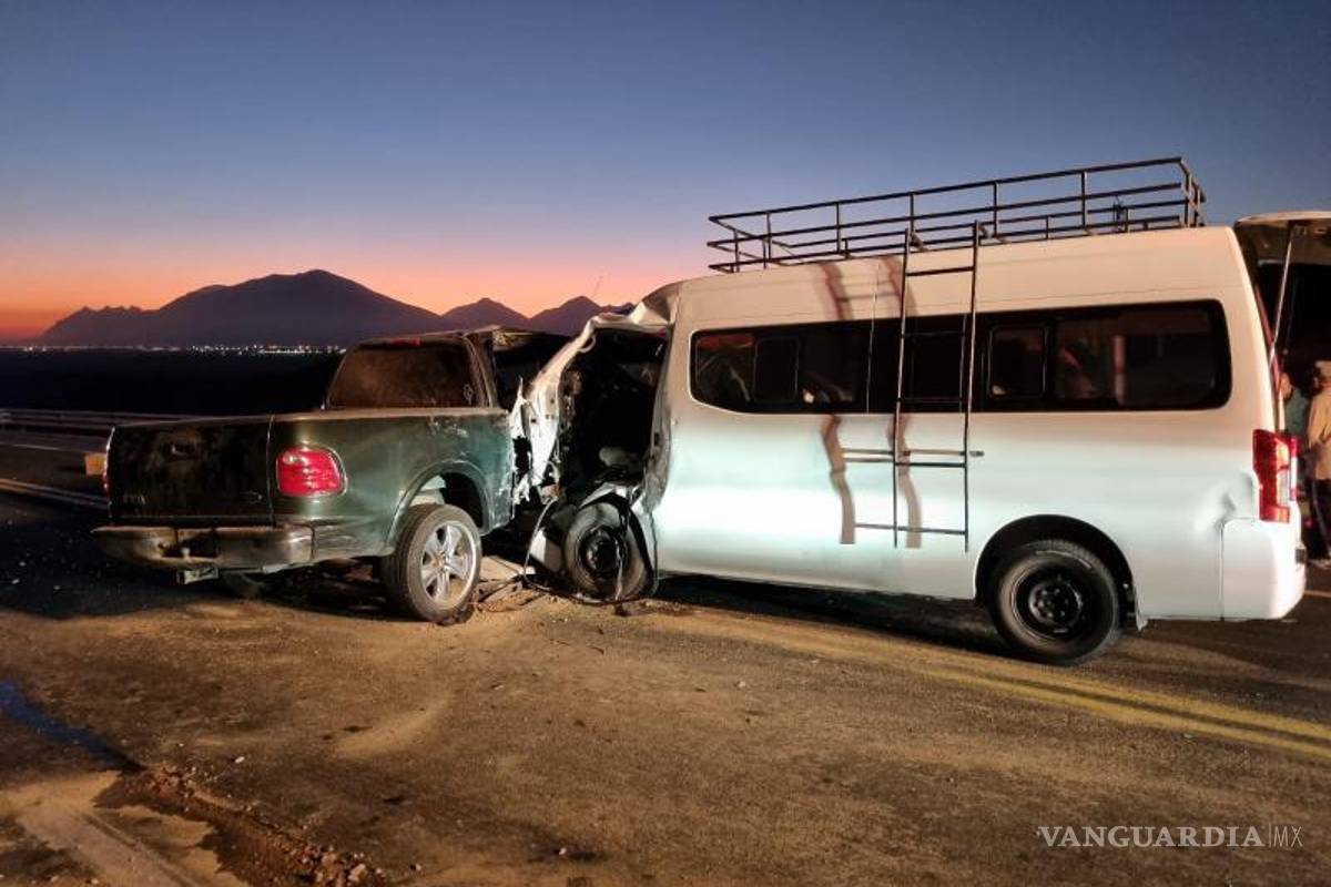 $!La vialidad se vio afectada en ambos sentidos y tuvo que ser cerrada por la Guardia Nacional.