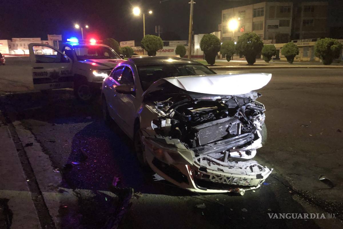 Saltillo: vochito se pasa el alto y destroza vehículo de reciente modelo