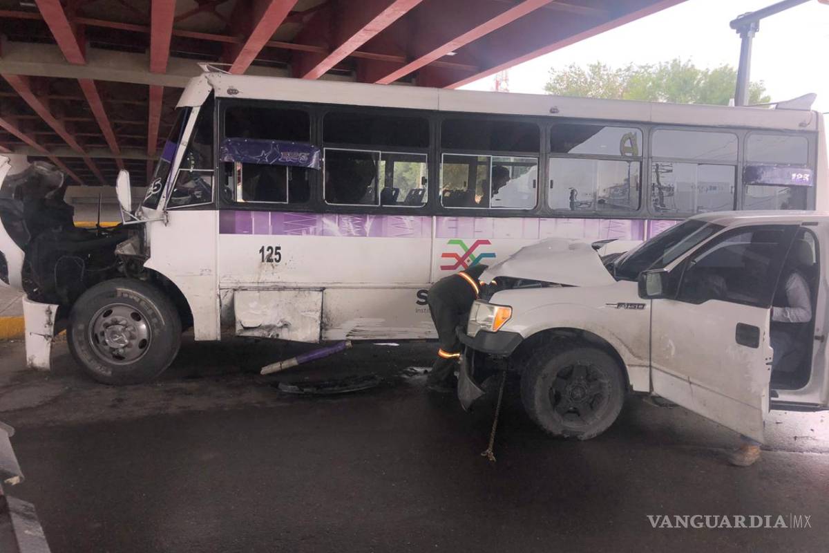 Se impactan dos tráileres en la Saltillo-Monterrey