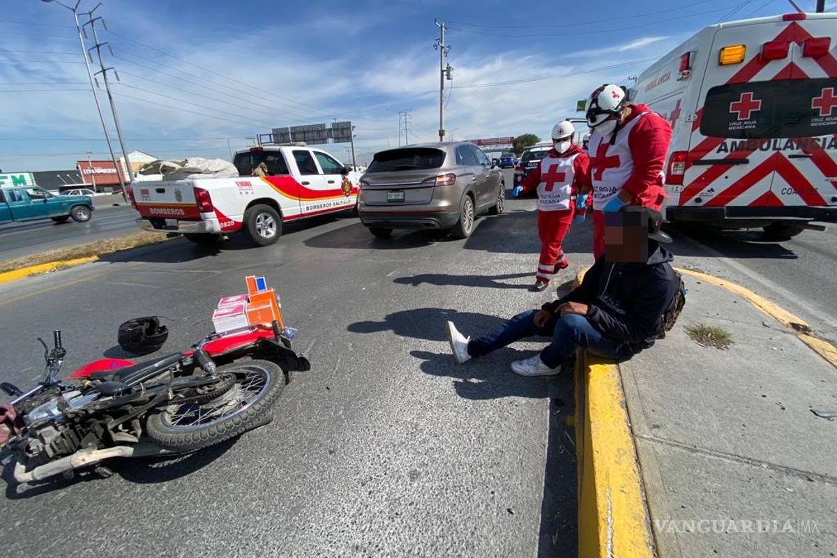 Repartidor quita el paso y choca contra camioneta en Fundadores, Saltillo; tendrá que pagar daños