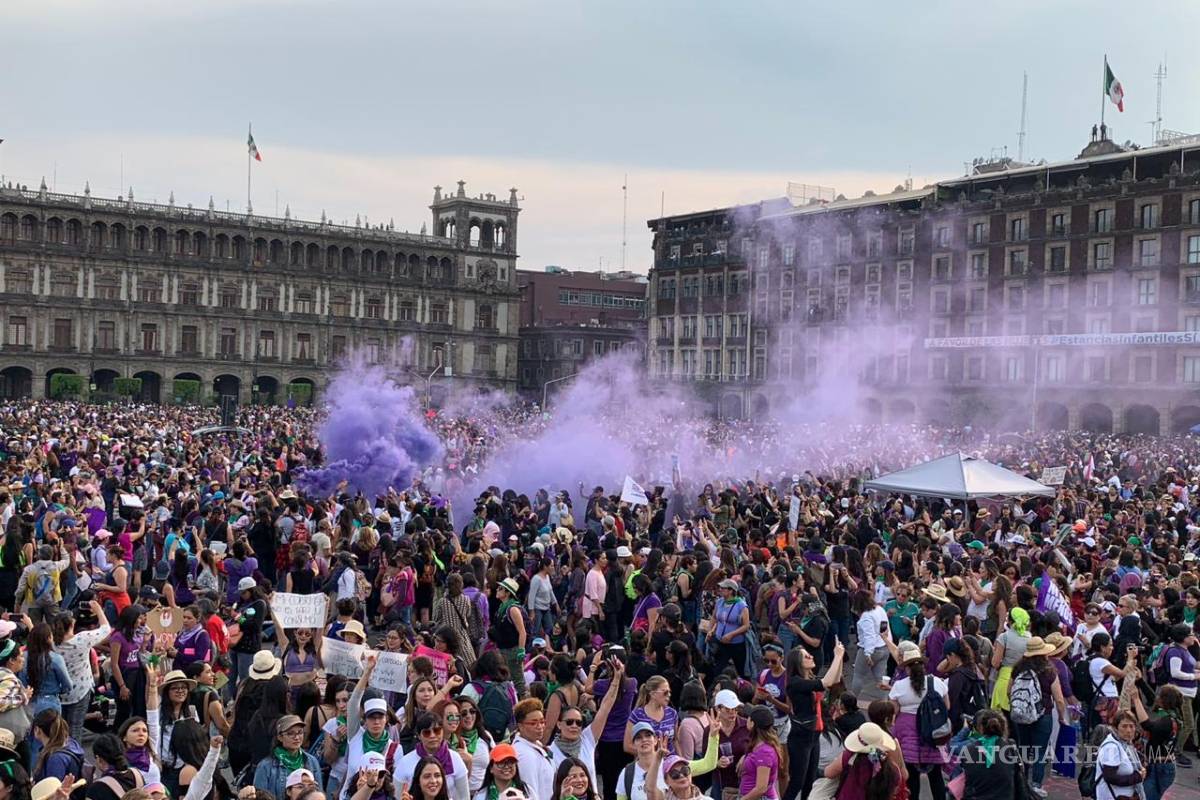 Ola morada se manifiesta en 'Mañanera' de AMLO