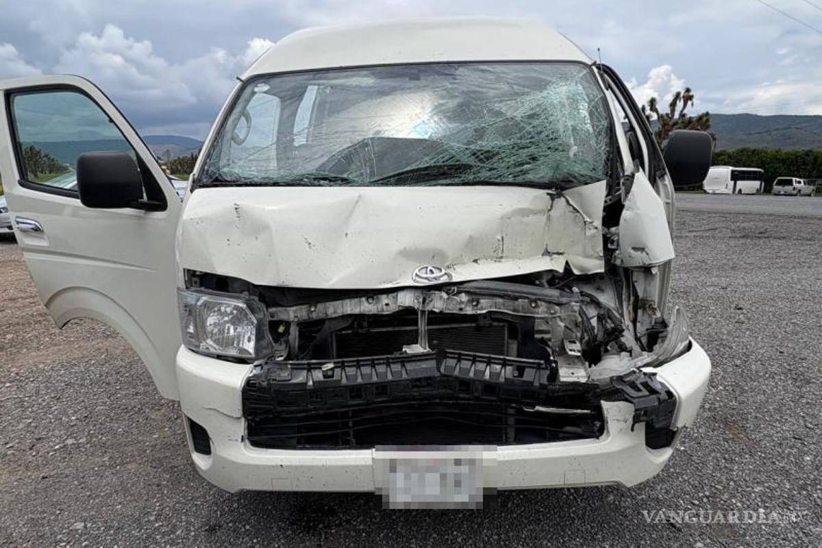 Choca transporte de personal contra tráiler que le cerró el paso en Arteaga; responsable huye