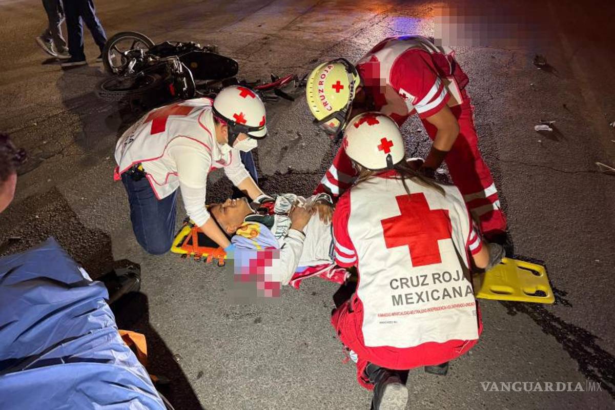 $!Paramédicos de Cruz Roja brindaron atención al lesionado antes de trasladarlo al Hospital General.