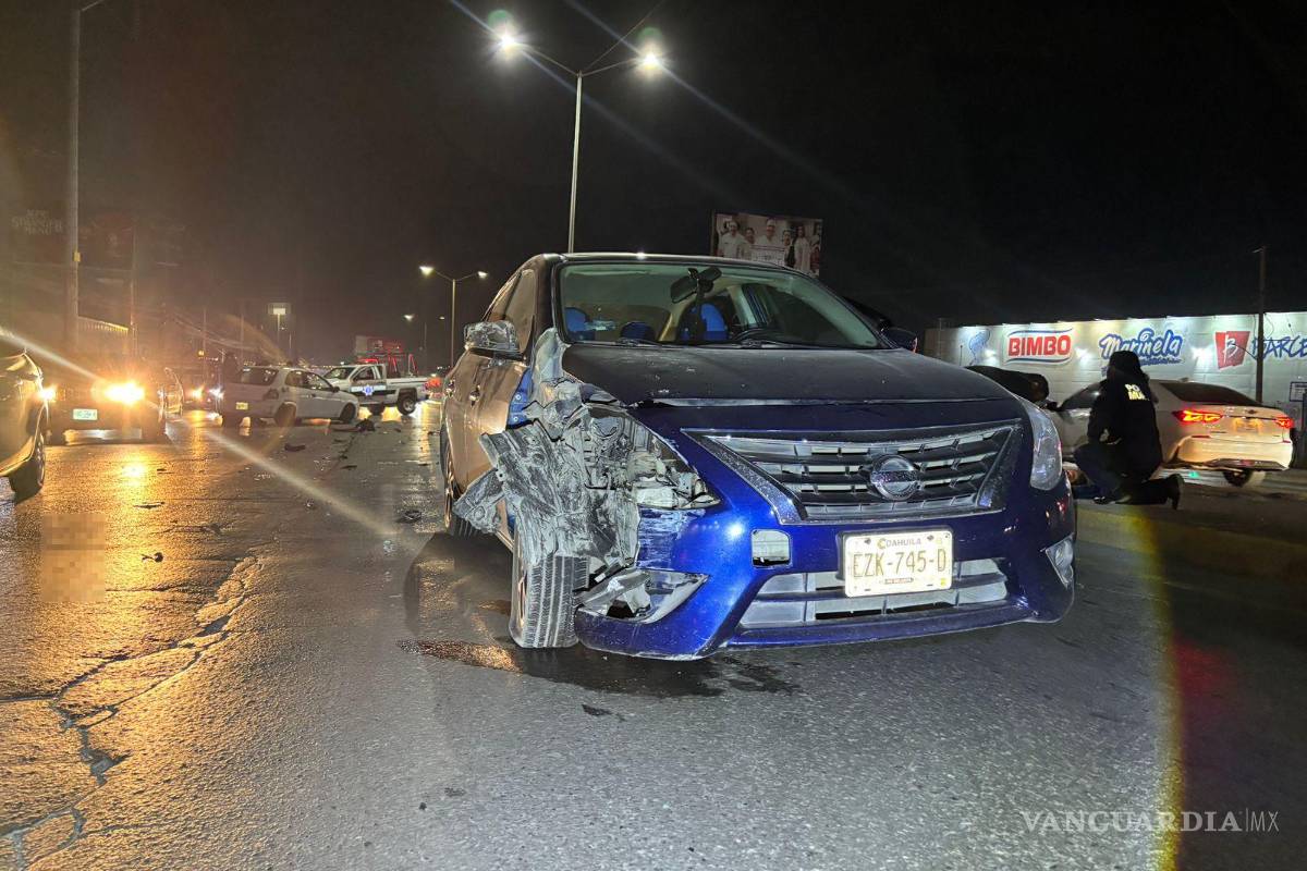Brinca camellón, choca de frente y deja a menor lesionado en el periférico LEA de Saltillo