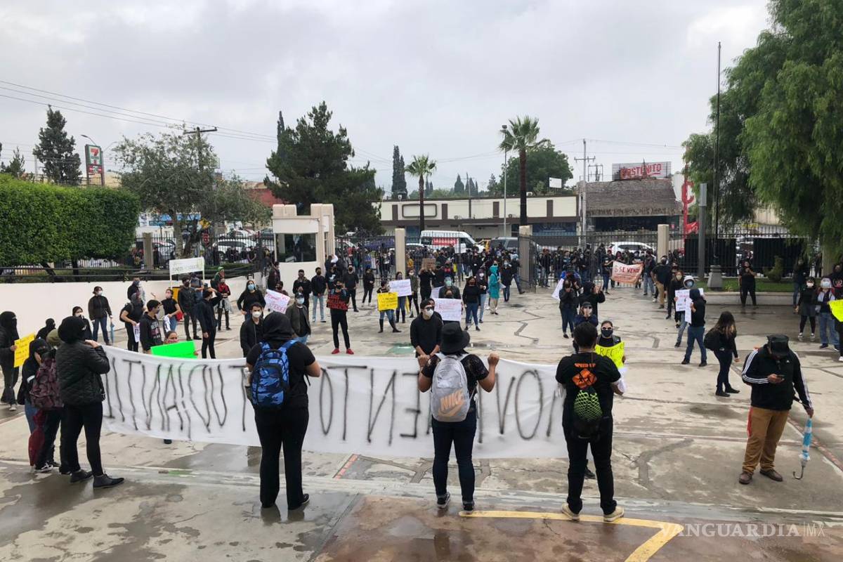 $!Se enfrentan en Saltillo alumnos y autoridades de la UAdeC, por inconformidad de cuotas de inscripción