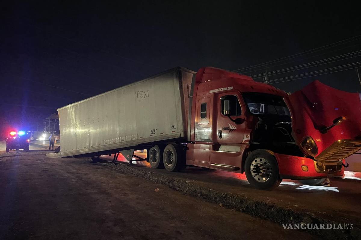 Ramos Arizpe: trailero se atraviesa al paso del tren y termina con la caja partida en dos
