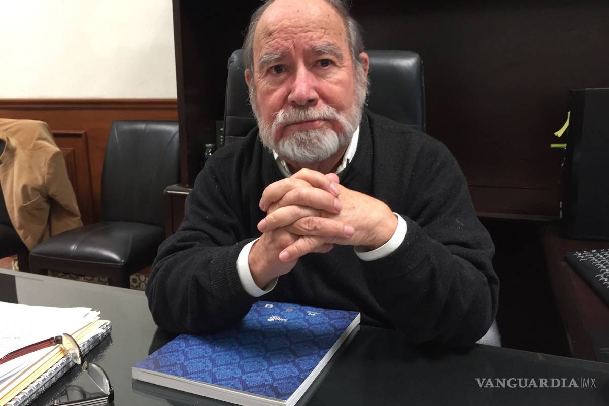 Homenaje de alumno saltillense a su querido maestro