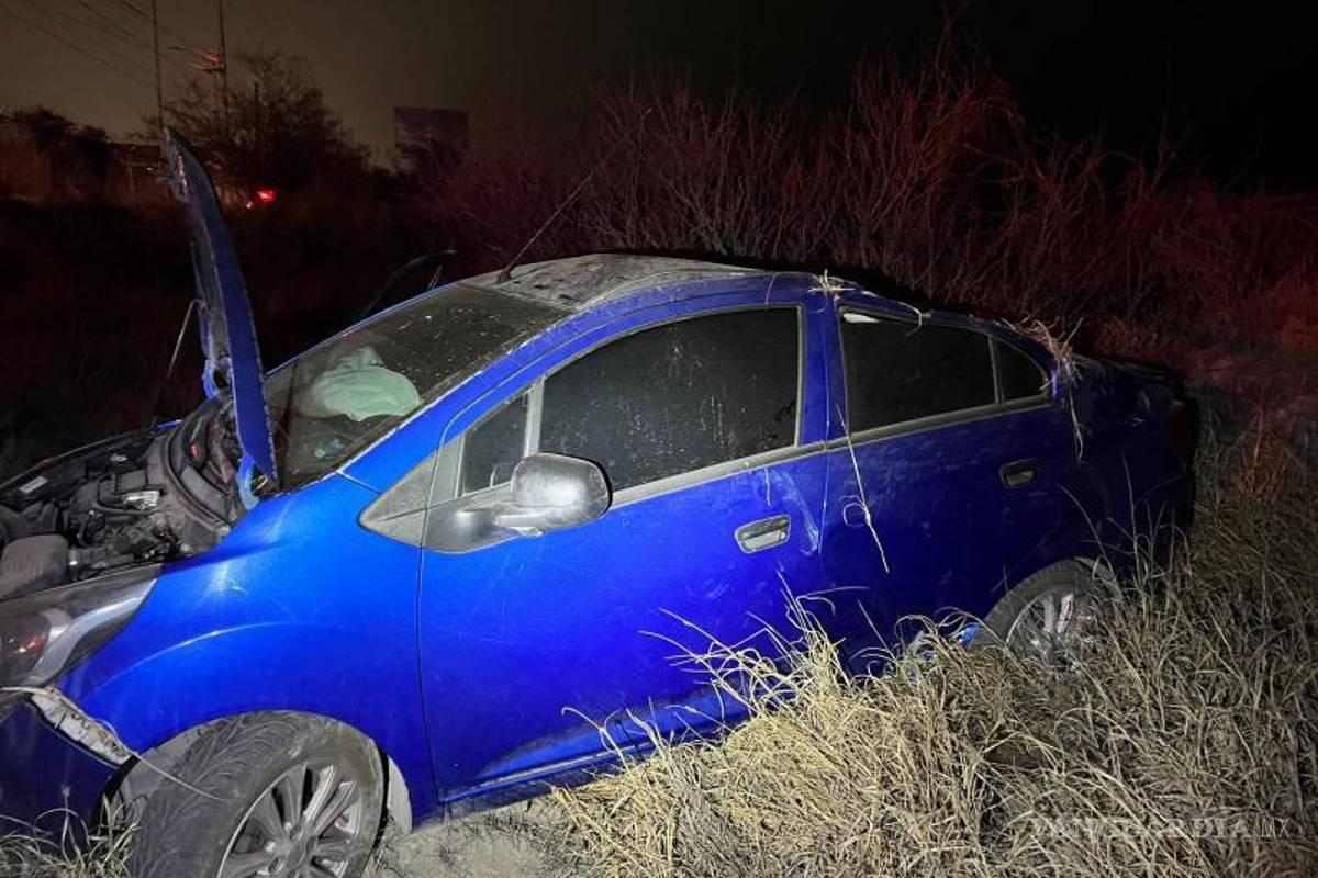 $!A pesar de la magnitud del choque, la pareja que viajaba en el automóvil se negó a ser trasladada a una clínica.