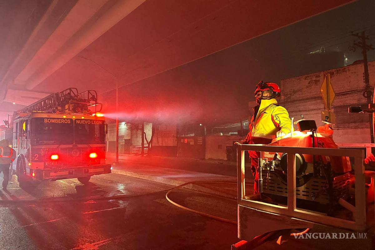 Incendio afecta tres bodegas en Monterrey, Nuevo León