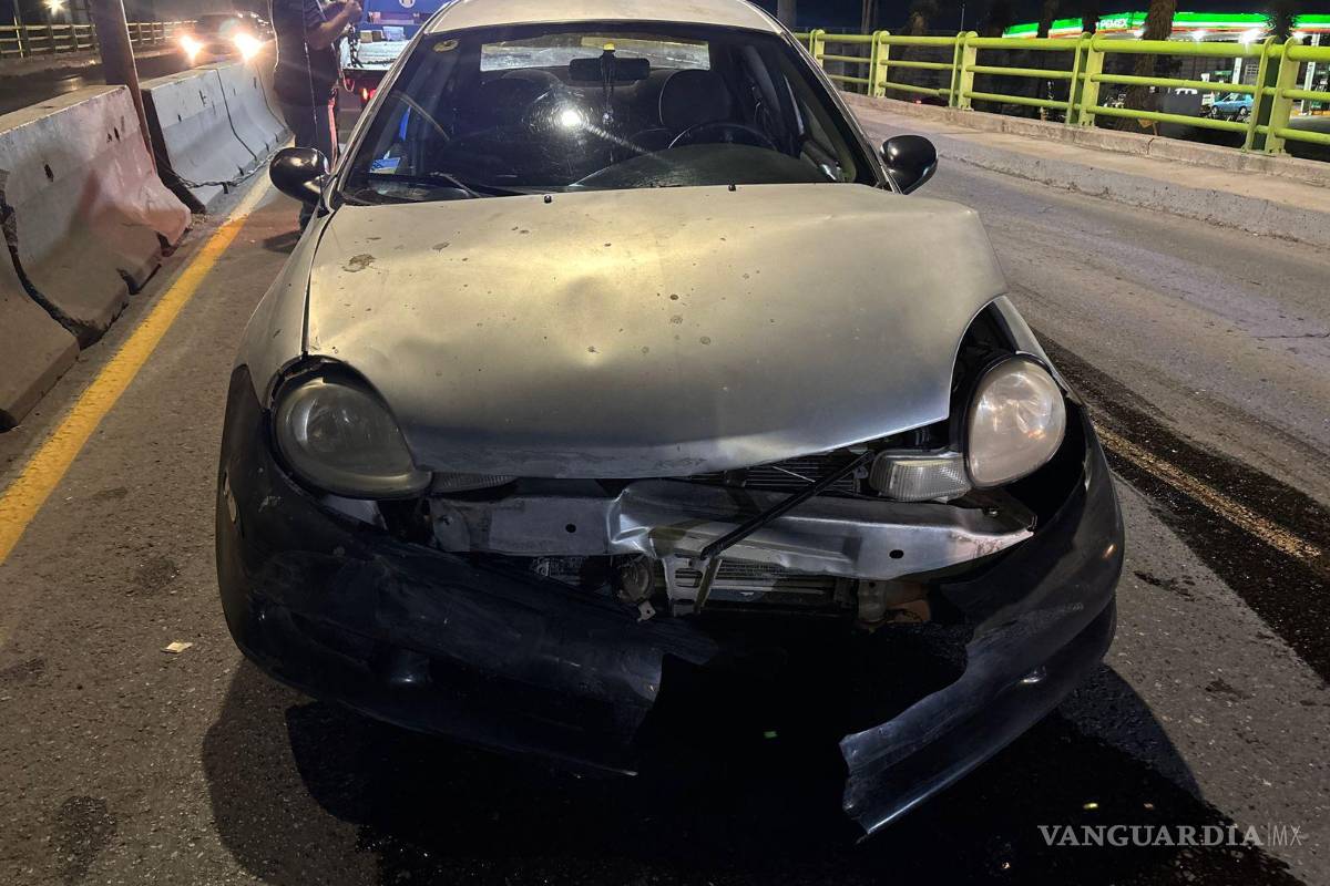 Cambia tractocamión de carril sin precaución y causa choque en el periférico LEA de Saltillo