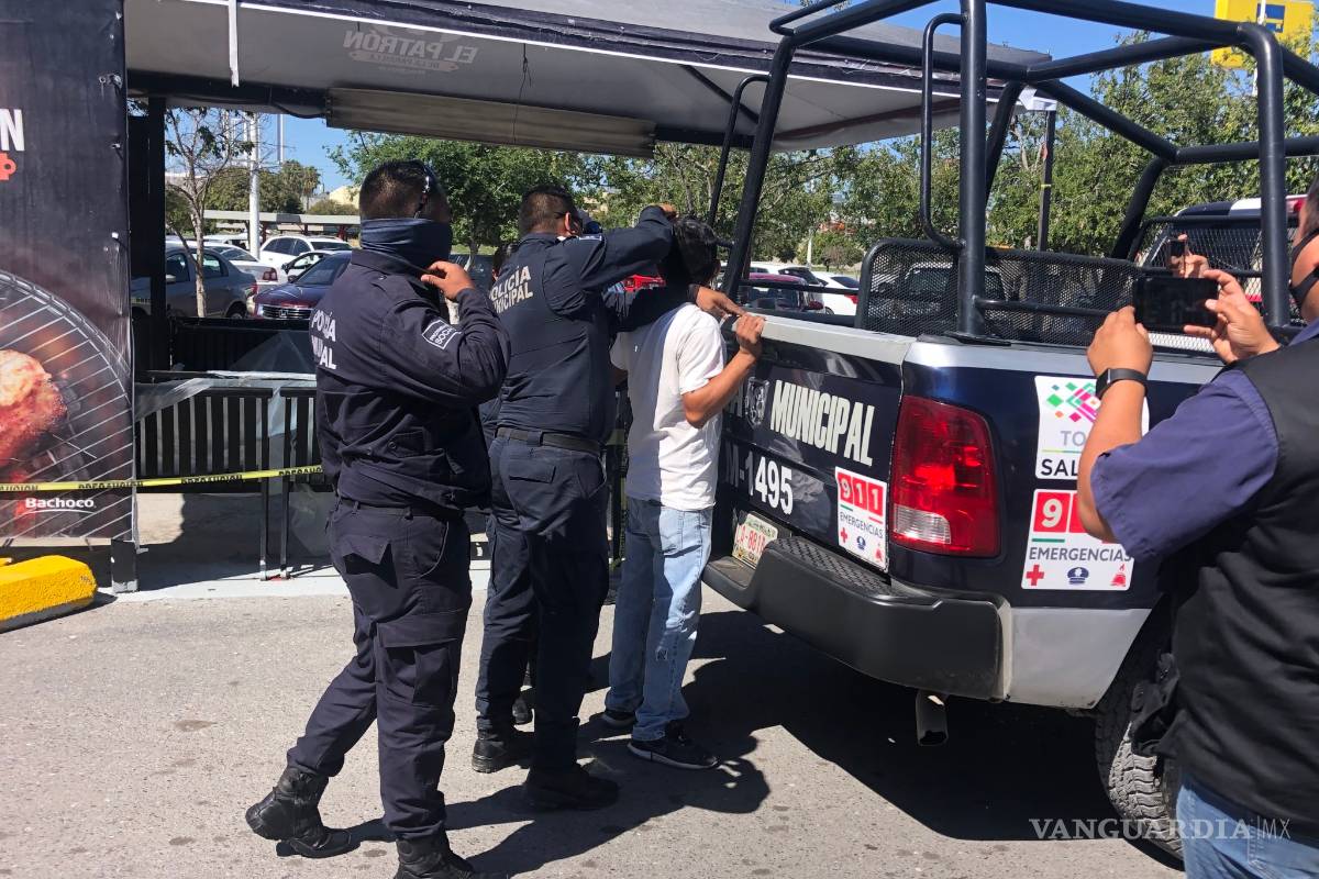 Hombre con Martillo intenta golpear a su exesposa en un centro comercial de Saltillo