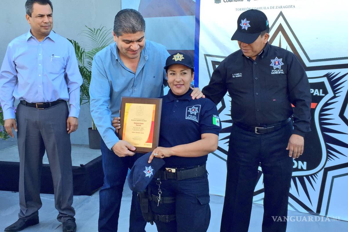 $!Alcalde de Torreón entrega reconocimientos al “policía del mes”