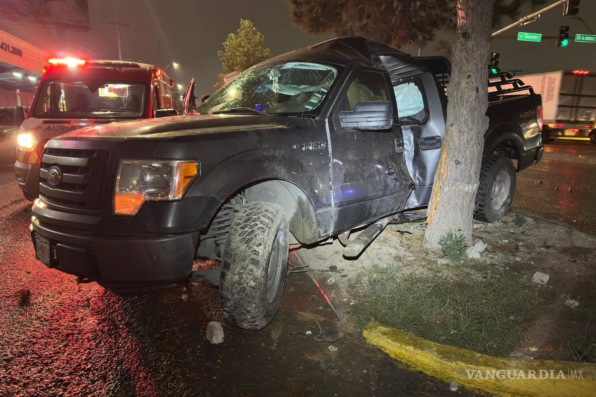 Acelera en pavimento mojado y se estrella contra un árbol en Saltillo