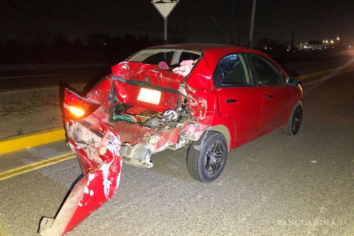 Transporte de personal no alcanza a frenar y choca por alcance a vehículo en Saltillo
