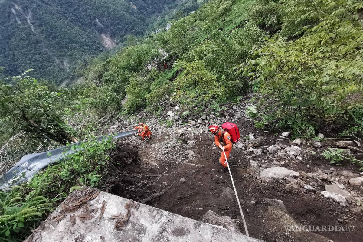 $!Los rescatistas buscan a los heridos tras el terremoto en el condado de Luding, prefectura de Ganzi, provincia de Sichuan, China.