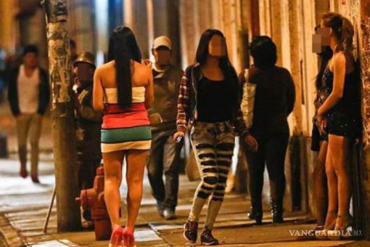 Sexoservidoras de la CDMX 'trabajan' en plena calle, moteles cerraron