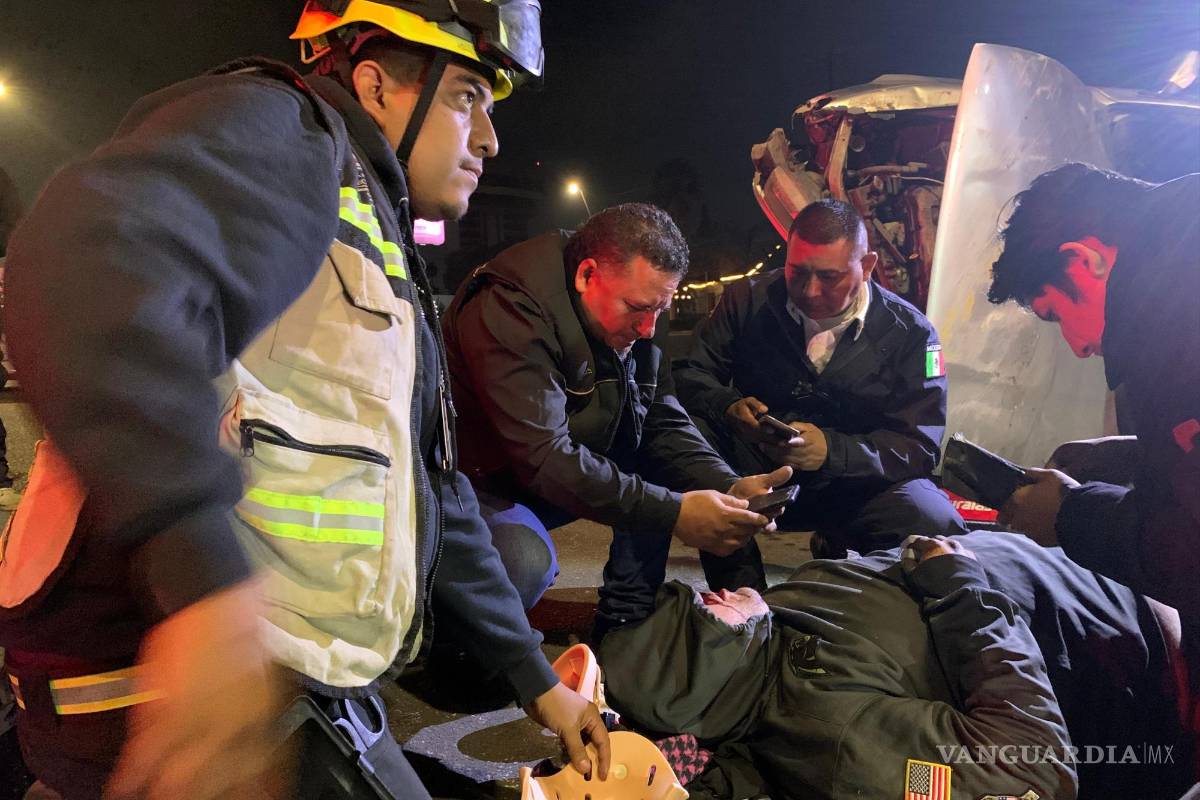 $!Paramédicos y automovilistas auxilian al conductor tras el aparatoso accidente en el bulevar Fundadores, donde el vehículo volcó tras impactarse con los muros de concreto.