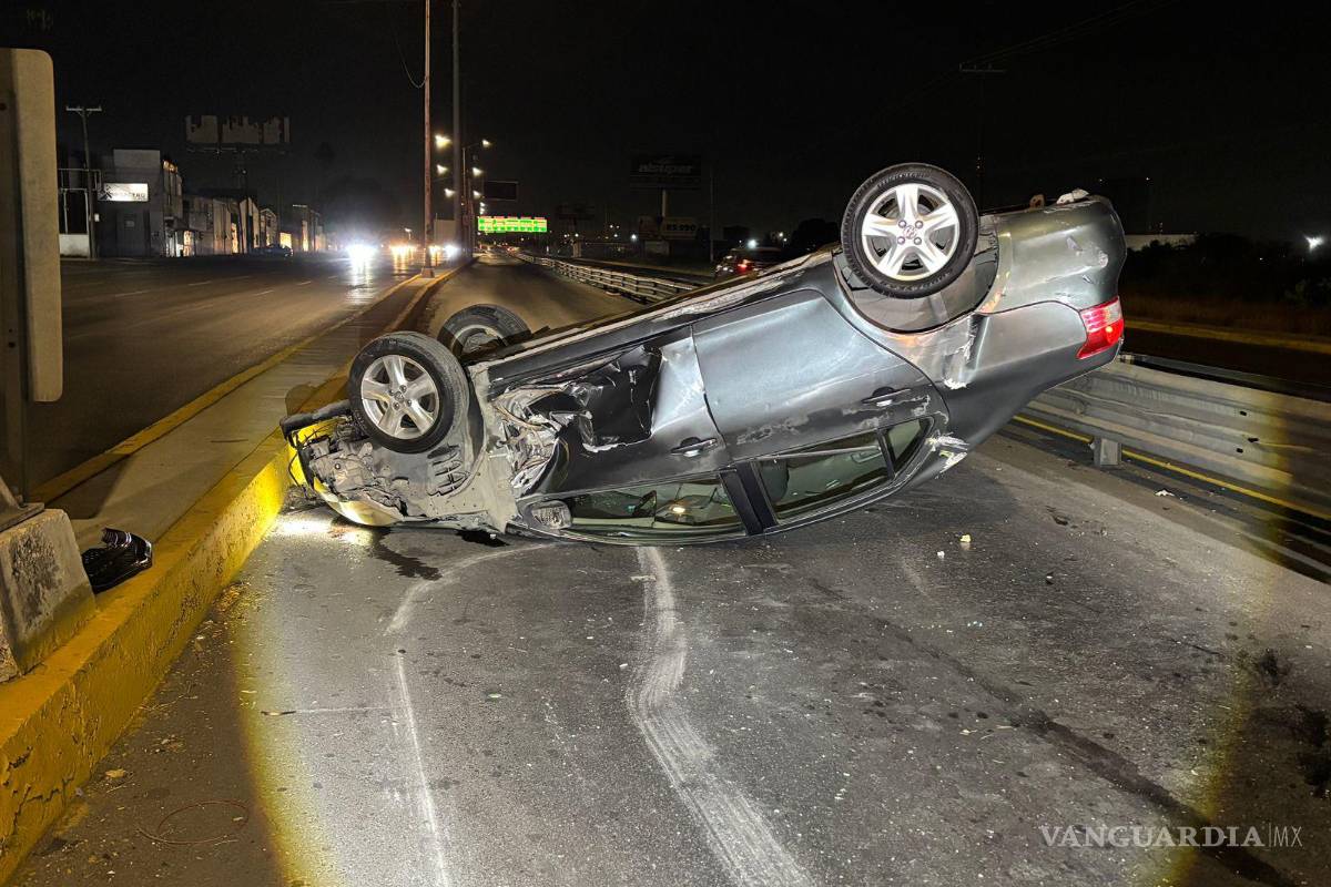 Vuelca conductora al dormitar e impactarse contra barrera metálica, en Saltillo